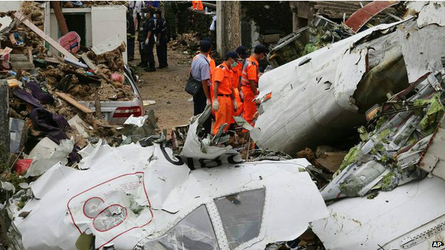اصطدمت الطائرة ببناية اثر فشلها بالهبوط في مطار ماغونغ.