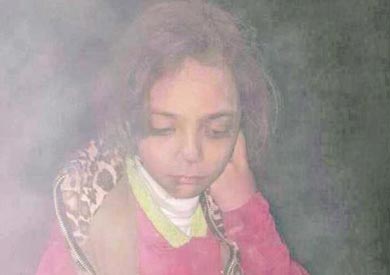 الطفلة بانة وأثار غبار حطام منزلها علي ملابسها