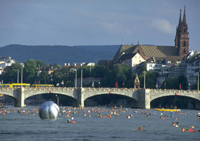 السويسريون يسبحون في الراين