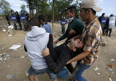 المهاجرون يشتبكون مع الشرطة اليونانية