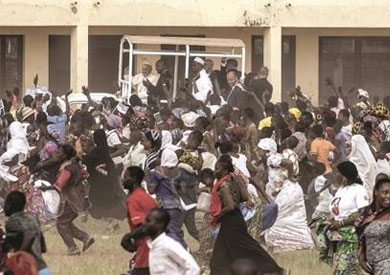 أطفال وبالغون يحيطون بموكب البابا في بانغي