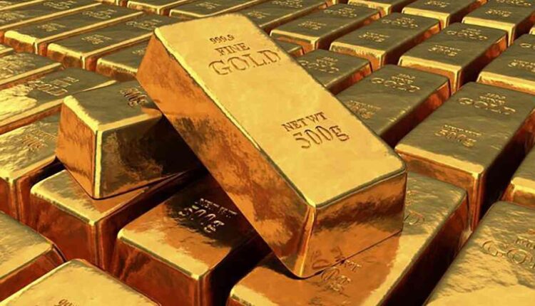أسعار الذهب تتراجع قبل صدور بيانات اقتصادية مهمة