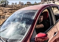 شاب فلسطيني يقود مركبة تضررت على يد المستوطنين