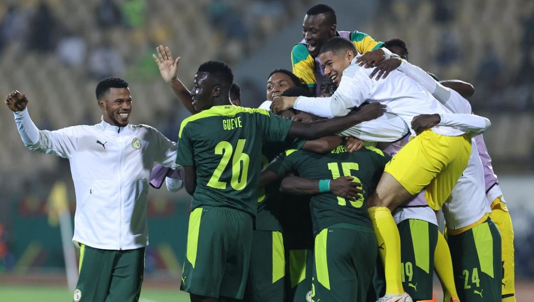 الحارس سيني ديانج يحتفل مع زملائه في منتخب السنغال بالتتويج بكأس الأمم