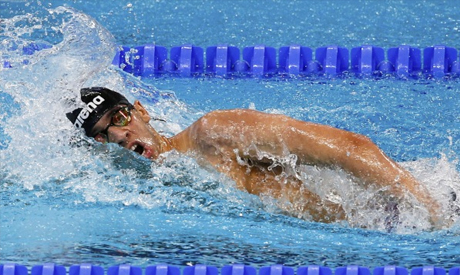 السباح احمد اكرم الفائز بالمركز الرابع على مستوى العالم