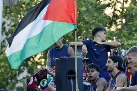 بقيادة يامال.. العلم الفلسطيني يظهر في احتفالات برشلونة بالدوري الإسباني 