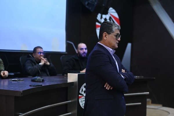 أوسكار رويز يعقد اجتماعًا فنيًا مع الحكام 