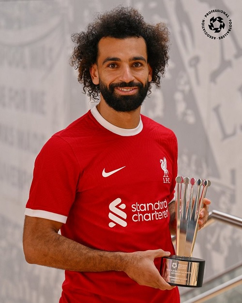 محمد صلاح يحمل جائزة لاعب الشهر في الدوري الإنجليزي