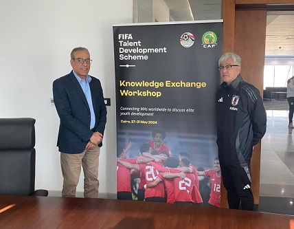 مصطفى عزام يستقبل رئيس بعثة منتخب اليابان ويتبادلان الدروع التذكارية