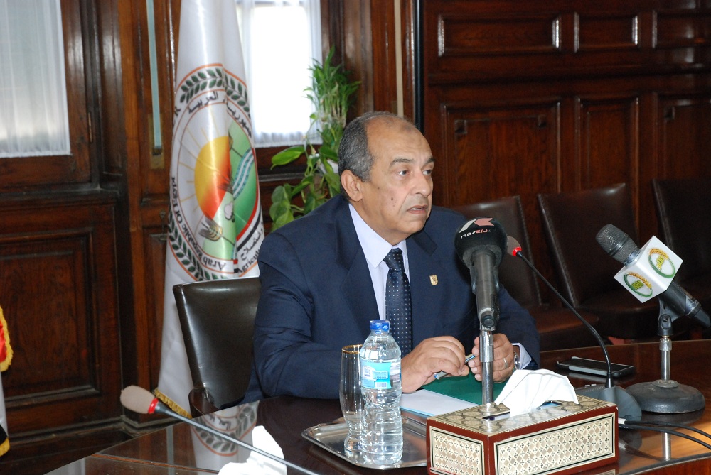 وزير الزراعة الدكتور عز الدين أبوستيت