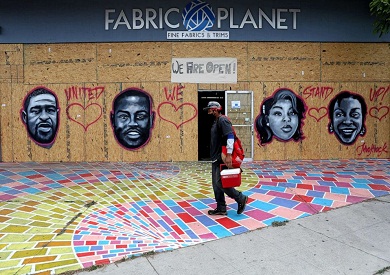 استمرار العنصرية تدفع الفنانين الأمريكيين إلى رسم جداريات للضحايا 