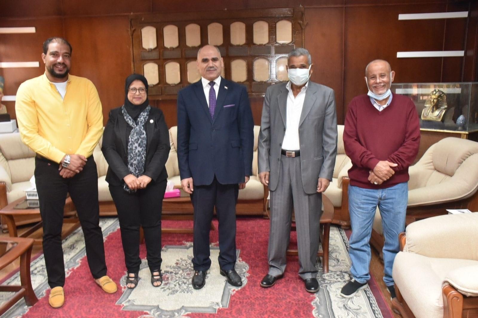 رئيس جامعة الأقصر يستقبل وفد من الهلال الأحمر