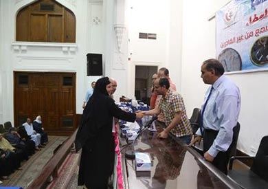 «الأطباء» توزع 200 سماعة لضعاف السمع من غير القادرين
