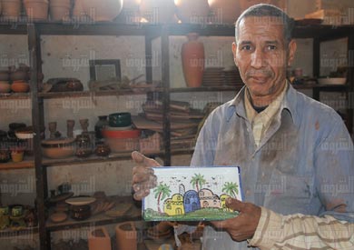 «عم رجب».. رحلة عمر في صناعة الفخار بدأها صدفة واستمر عاشقا لفنها - تصوير: مي زيادي