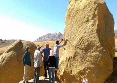 اكتشاف نقوش ترجع لعصر بطليموس الثانى فى أحد وديان جبل غارب