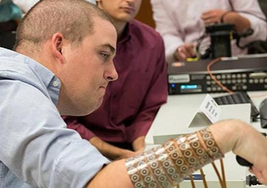 جهاز حديث يسهل لمرضى الشلل الرباعي تحريك اليدين