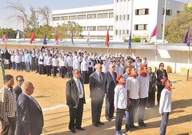 محافظ الوادى الجديد يتفقد المدارس فى اول يوم دراسى ويؤدى تحية العلم وسط الطلاب