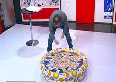 القرموطى يعوم الجنيه فى الطشت